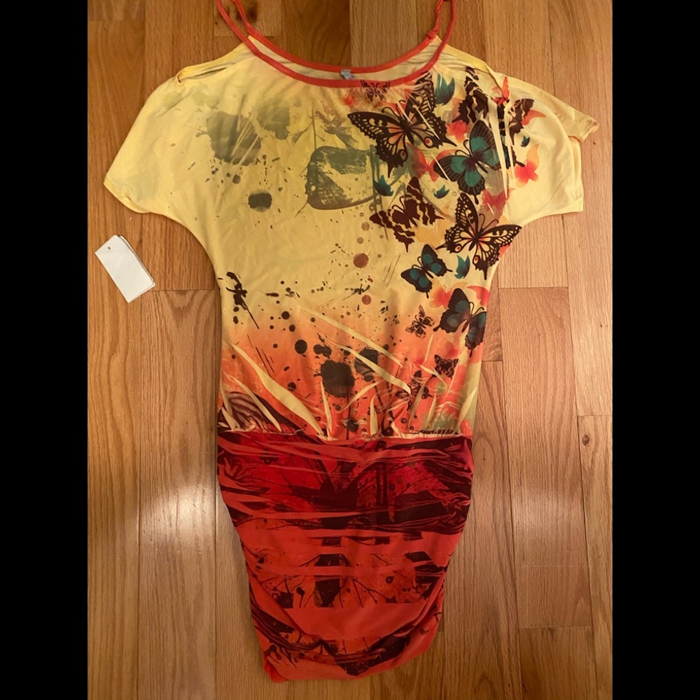 NWT funky, butterfly patterned tunic! Size small.
